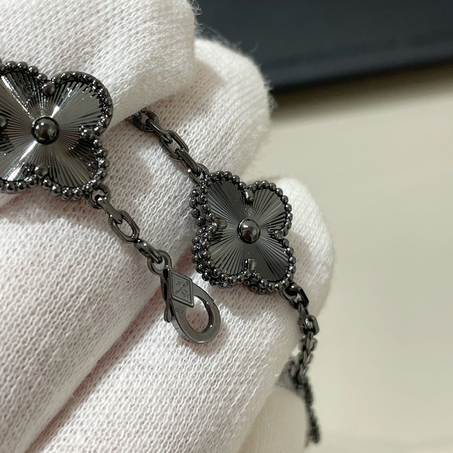 [ROYAL]CLOVER FIVE MOTIF BLACK BRACELET