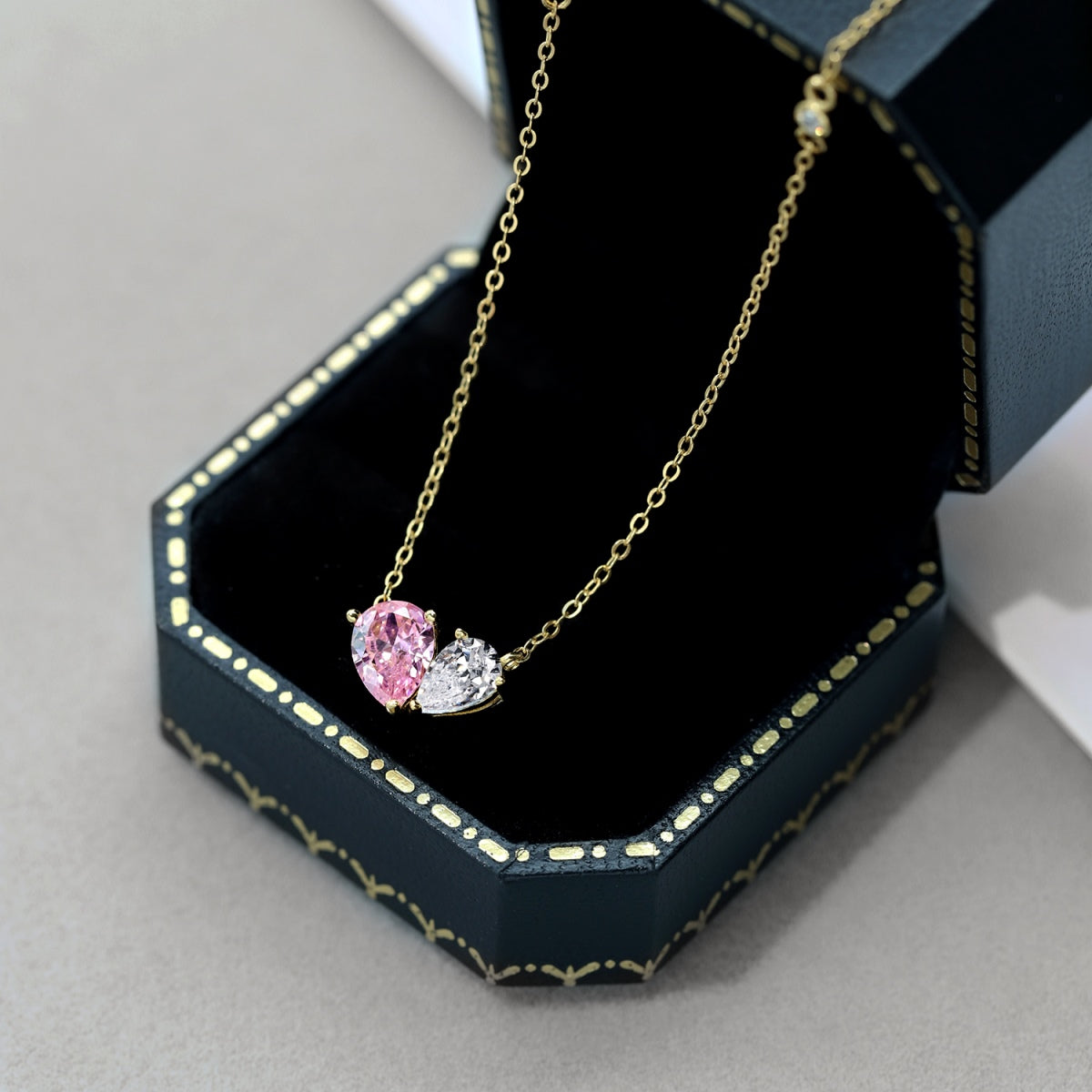 [ROYAL]Unique Heart Shape Necklace