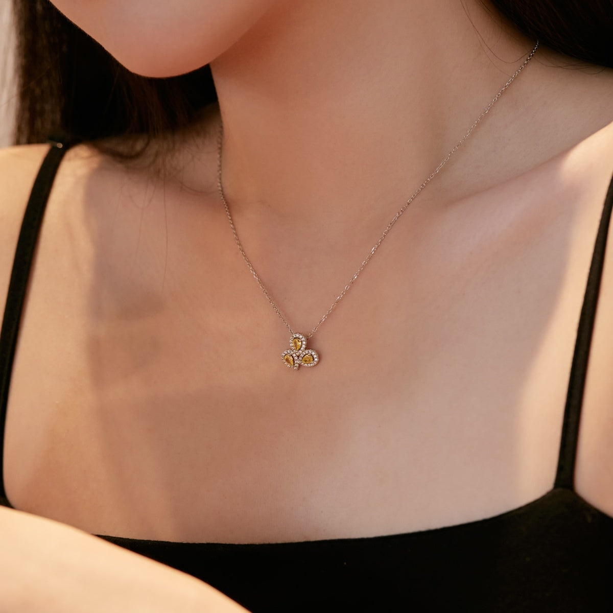 [ROYAL]Elegant Flower Shape Pear Cut Necklace