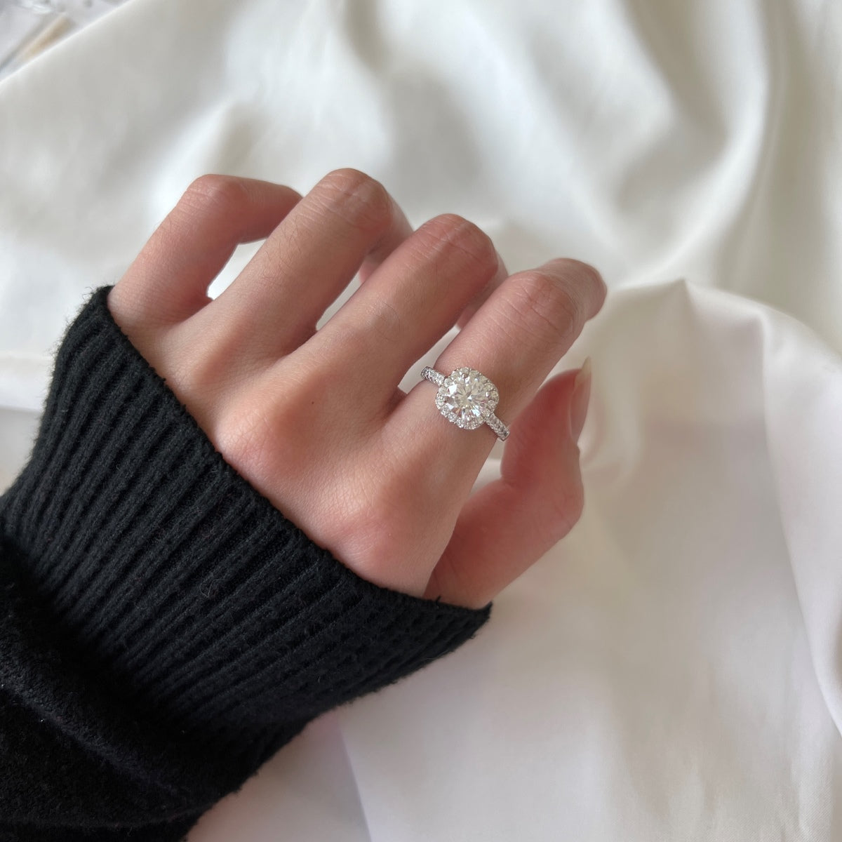 [LUXE]輝くラウンドカットの結婚指輪