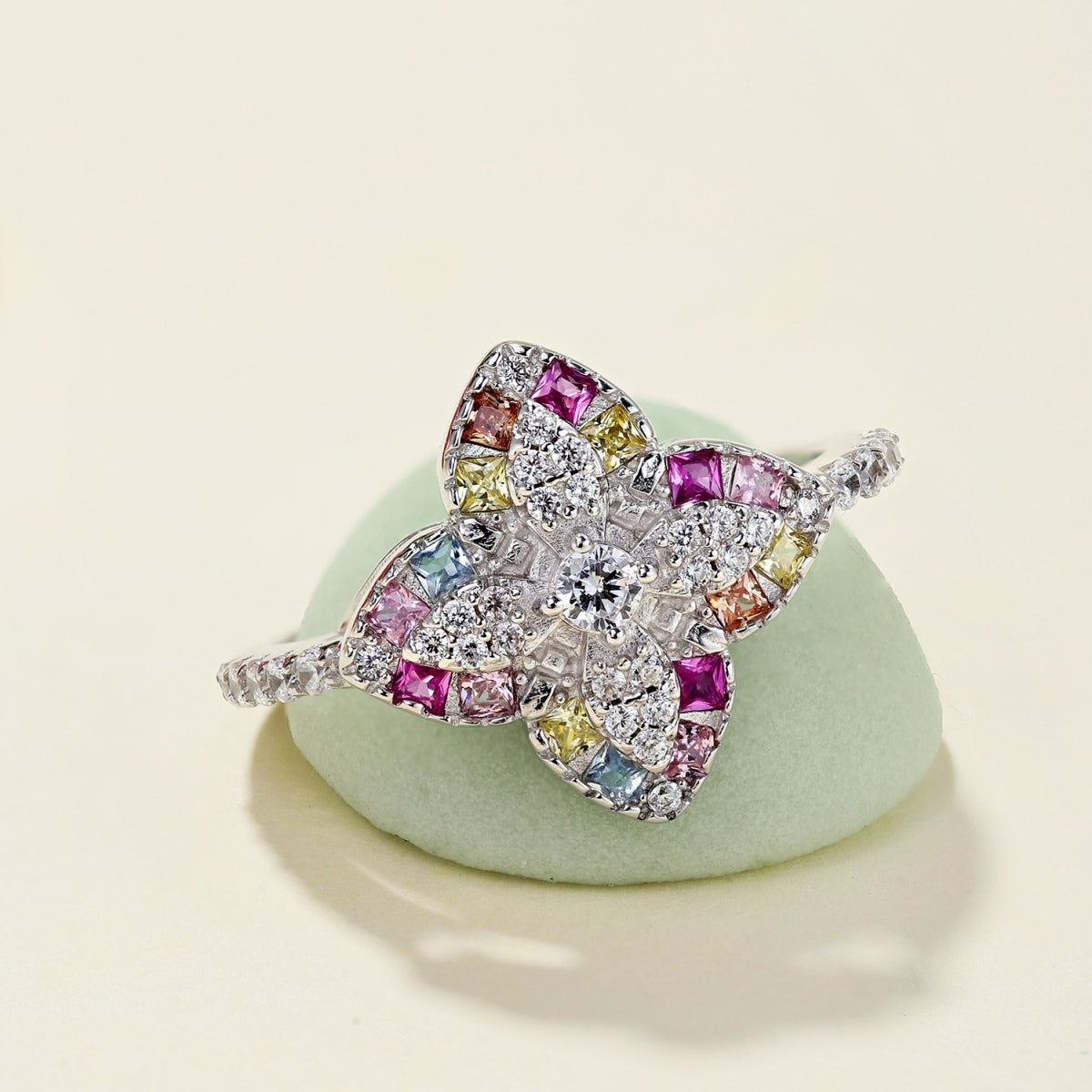 [ROYAL]Luxurious Colorful Flower Shape Banquet Ring