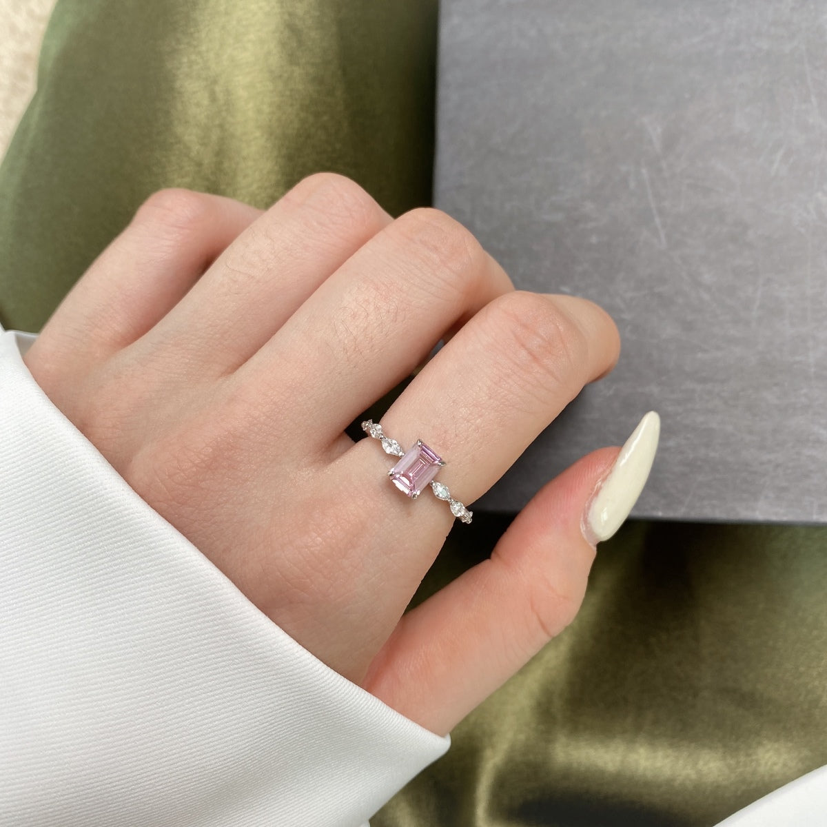 [ROYAL]1.0 Carat Dainty Resplendent Radiant Cut Daily Ring