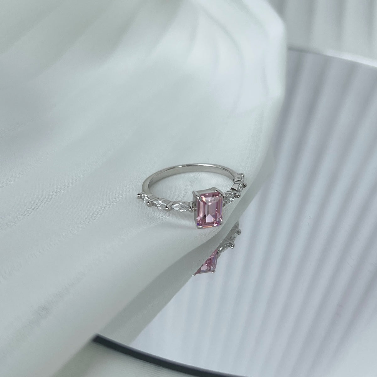 [ROYAL]1.0 Carat Dainty Resplendent Radiant Cut Daily Ring