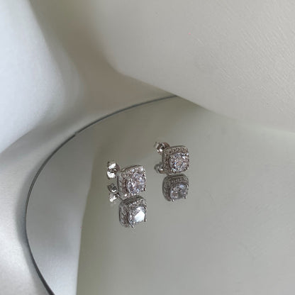 [ROYAL]Classic Round Center Stone Stud Earrings