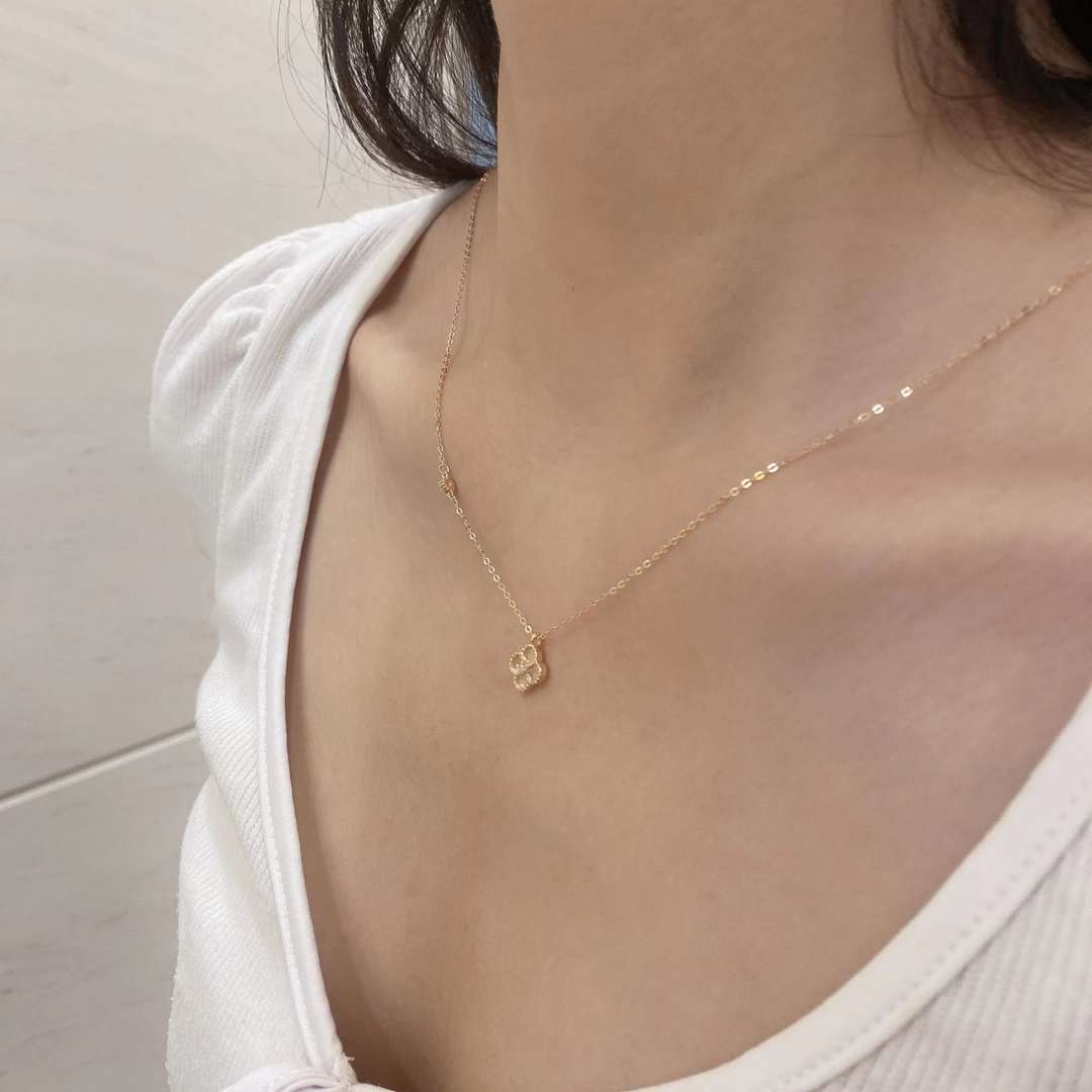 [ROYAL]Delicate Flower Shape Necklace