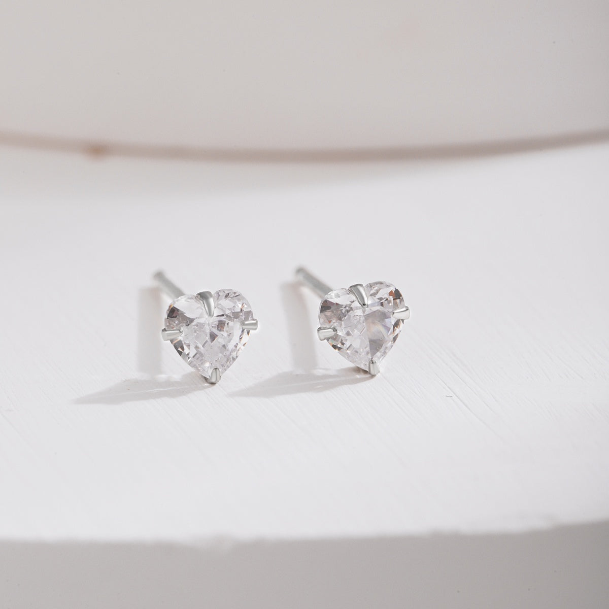 [ROYAL]Sparkling Heart Shaped Simple Earrings