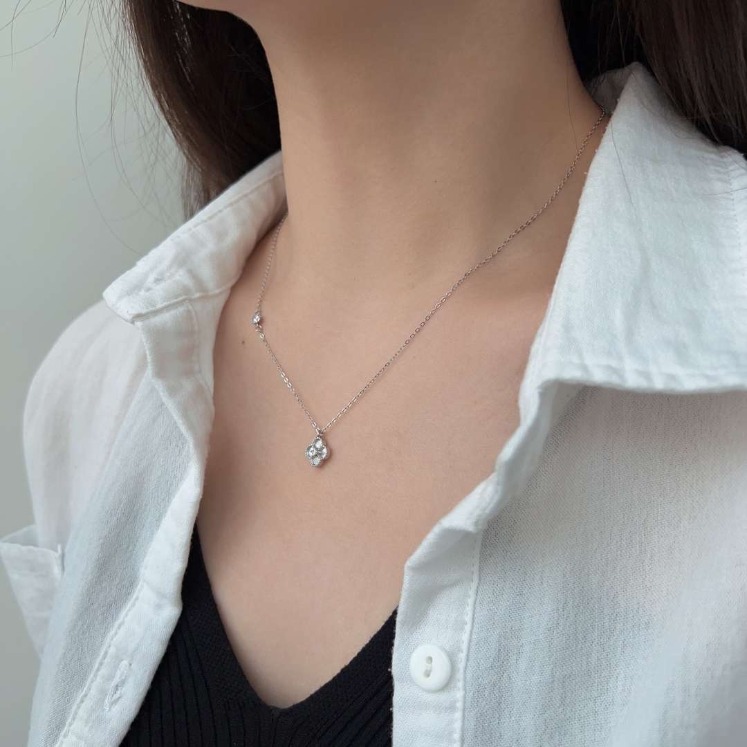 [ROYAL]Delicate Flower Shape Necklace