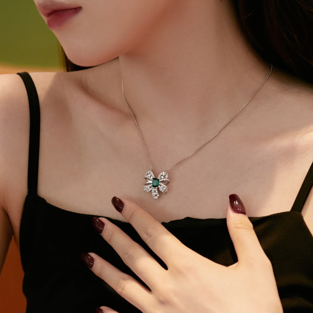 [ROYAL]Luxurious Flower Shape Emerald Cut Necklace