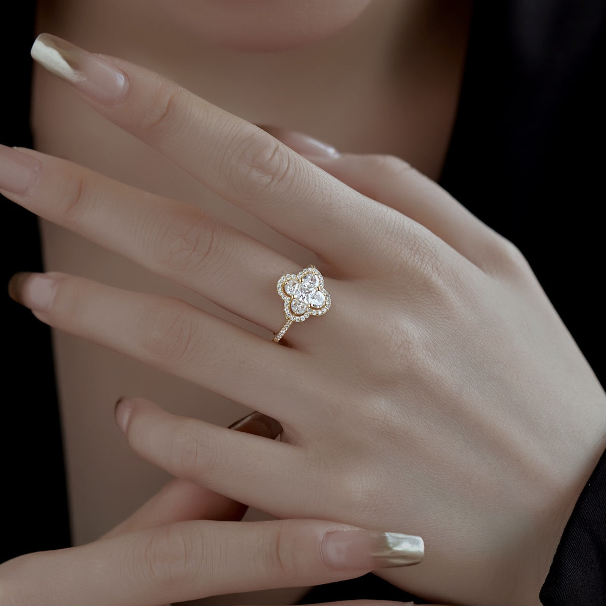 [ROYAL]Luxurious Eternity Flower Shape Banquet Ring