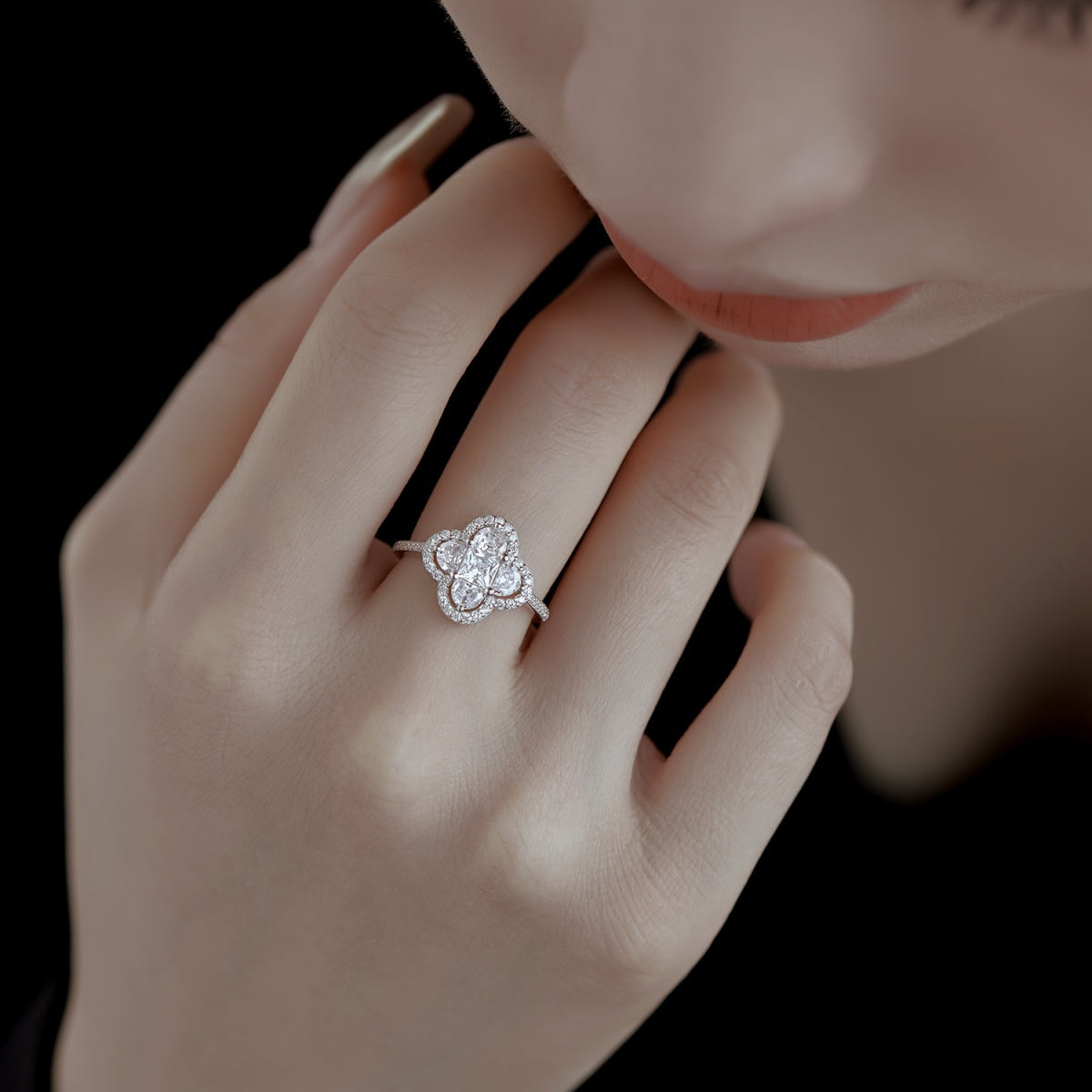 [ROYAL]Luxurious Eternity Flower Shape Banquet Ring