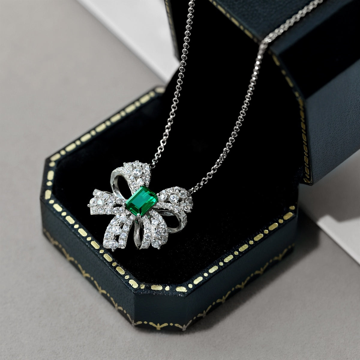 [ROYAL]Luxurious Flower Shape Emerald Cut Necklace