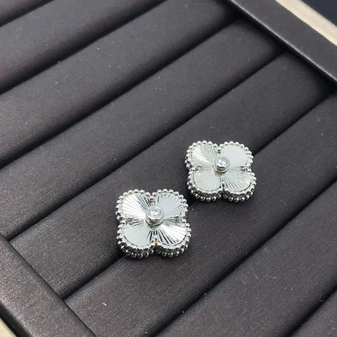 [ROYAL]CLOVER MINI 9.5MM LASER EARRINGS