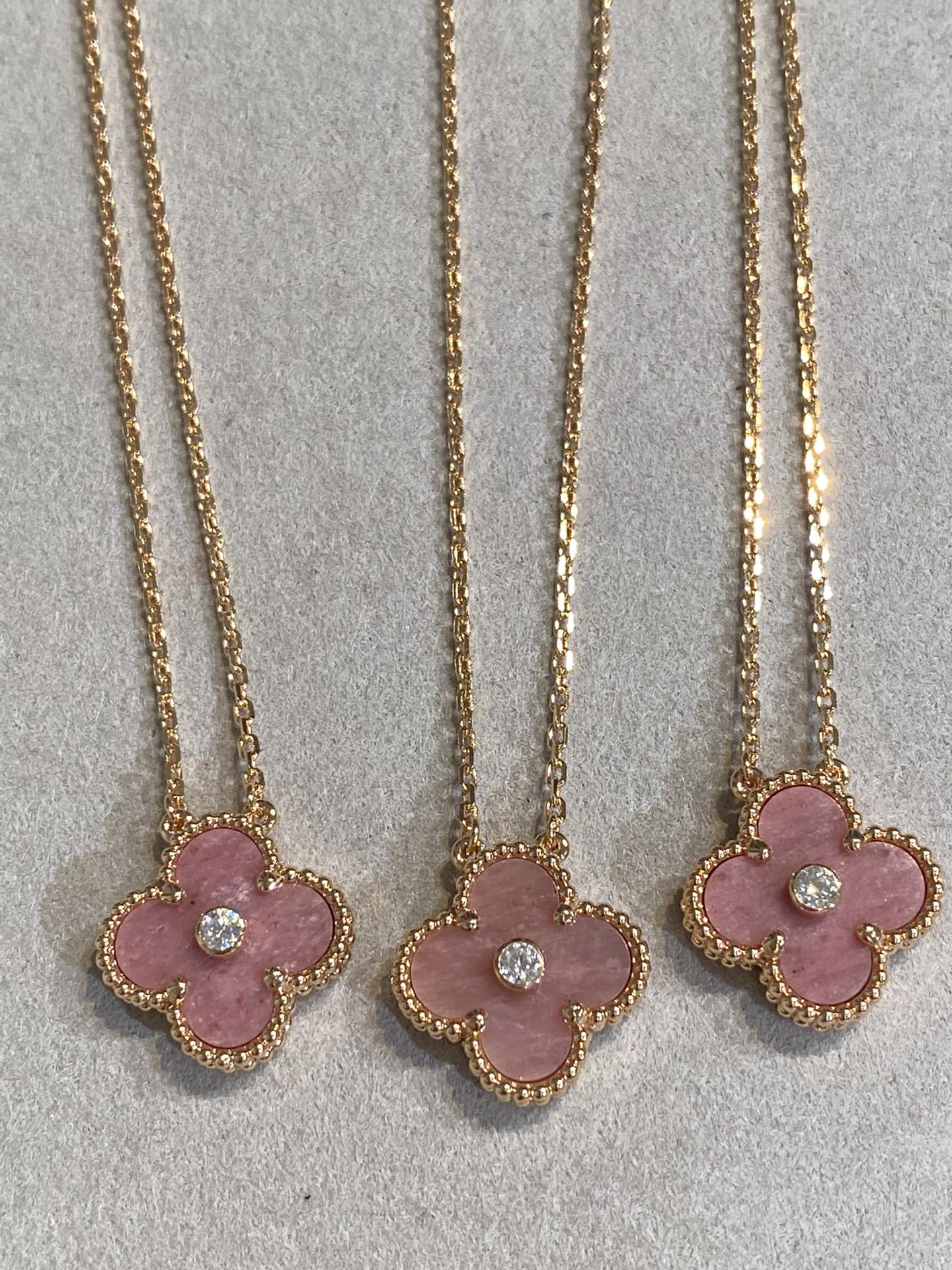 [ROYAL]CLOVER 15MM DIAMOND RHODONITE NECKLACE