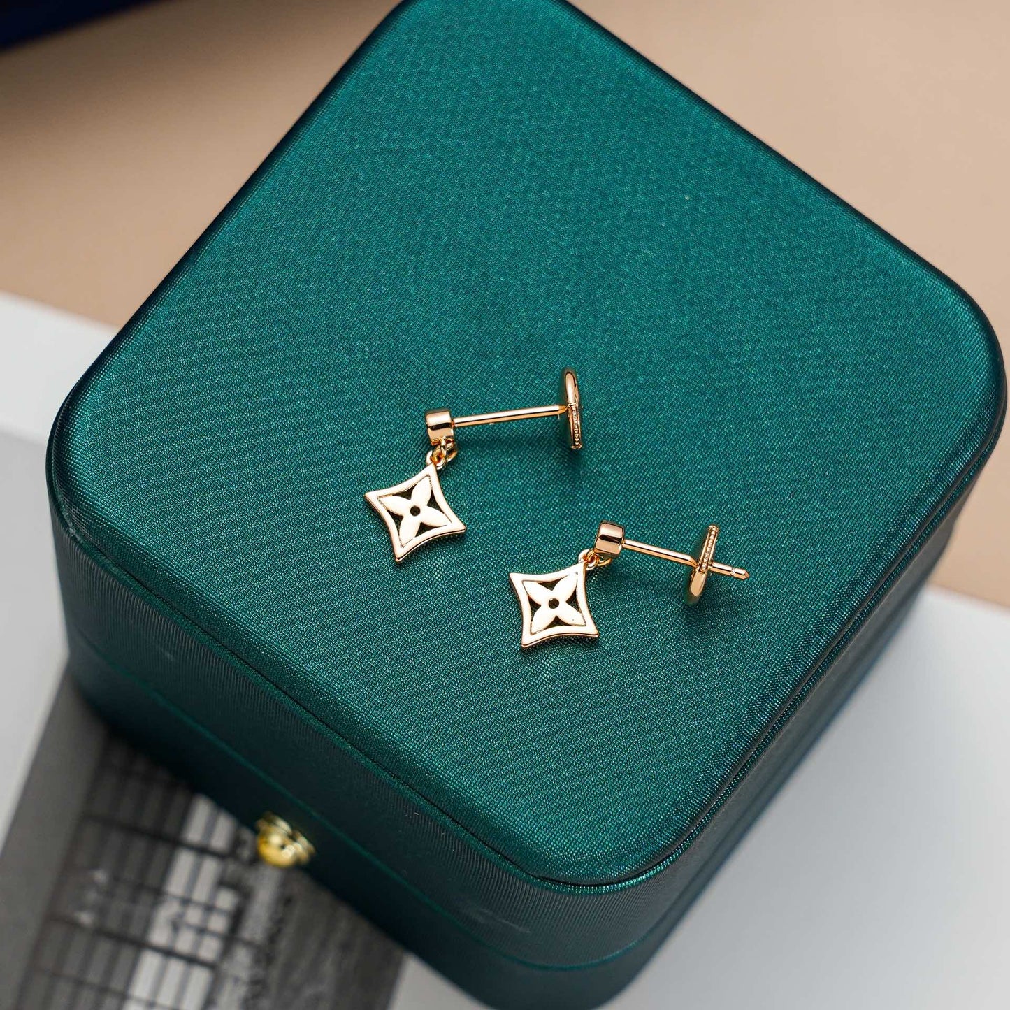 [ROYAL]STAR EARRINGS GOLD