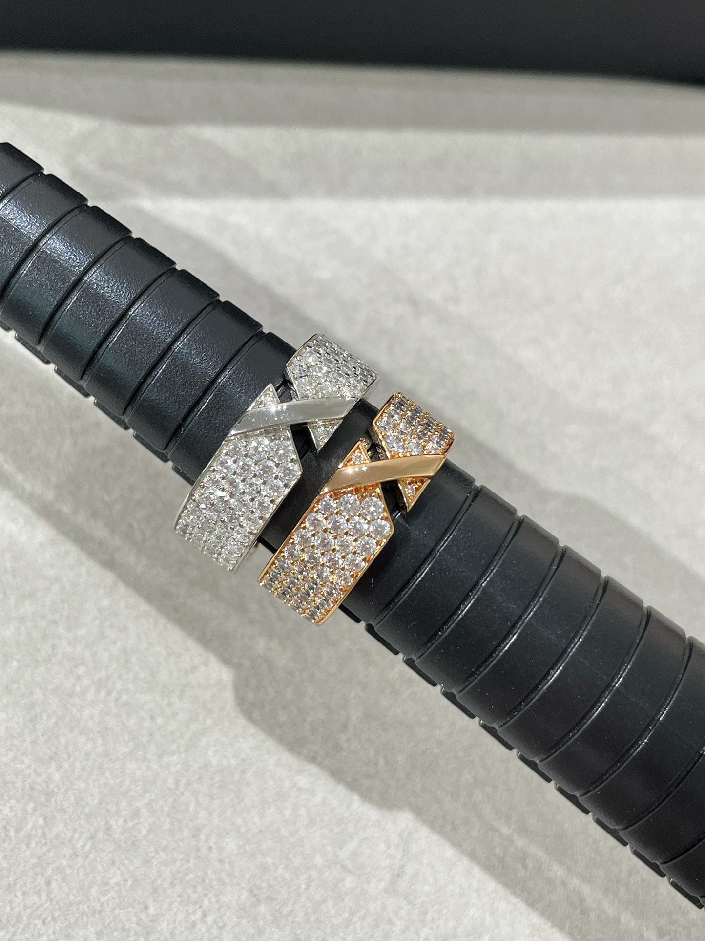 [LUXE]LIENS EVIDENCE RING AUS ROTGOLD MIT DIAMANTEN