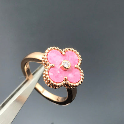 [LUXE] RING AUS ROSÉGOLD MIT KLEEBLATT UND RHODONIT