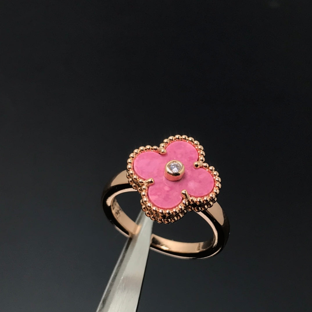 [LUXE] RING AUS ROSÉGOLD MIT KLEEBLATT UND RHODONIT