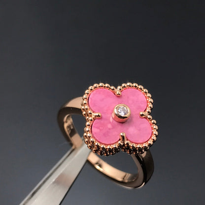 [LUXE] RING AUS ROSÉGOLD MIT KLEEBLATT UND RHODONIT