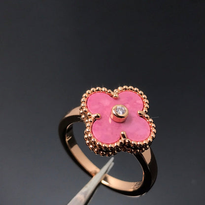 [LUXE] RING AUS ROSÉGOLD MIT KLEEBLATT UND RHODONIT