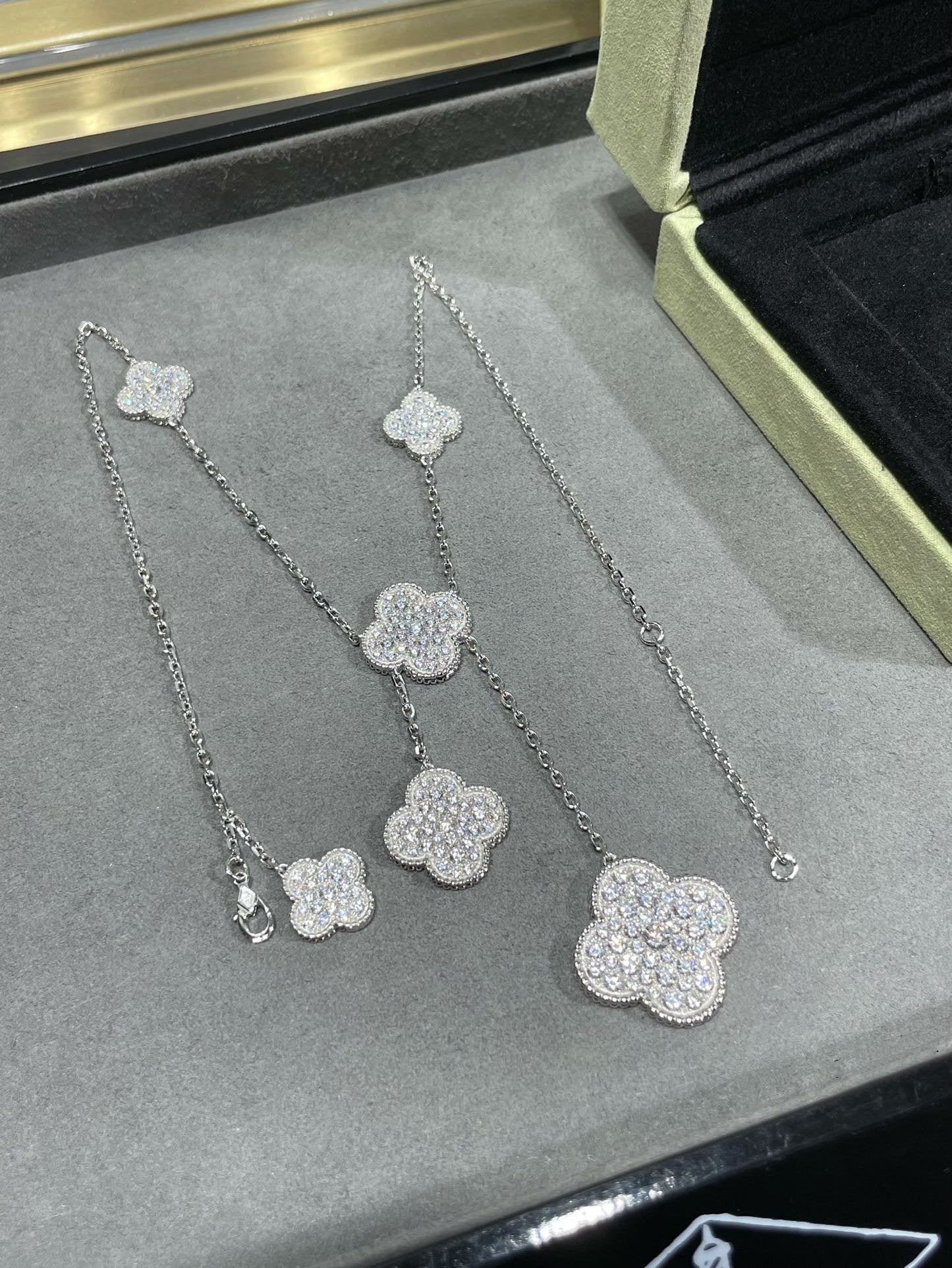 [ROYAL]CLOVER 6 MOTIF DIAMOND PAVED NECKLACE