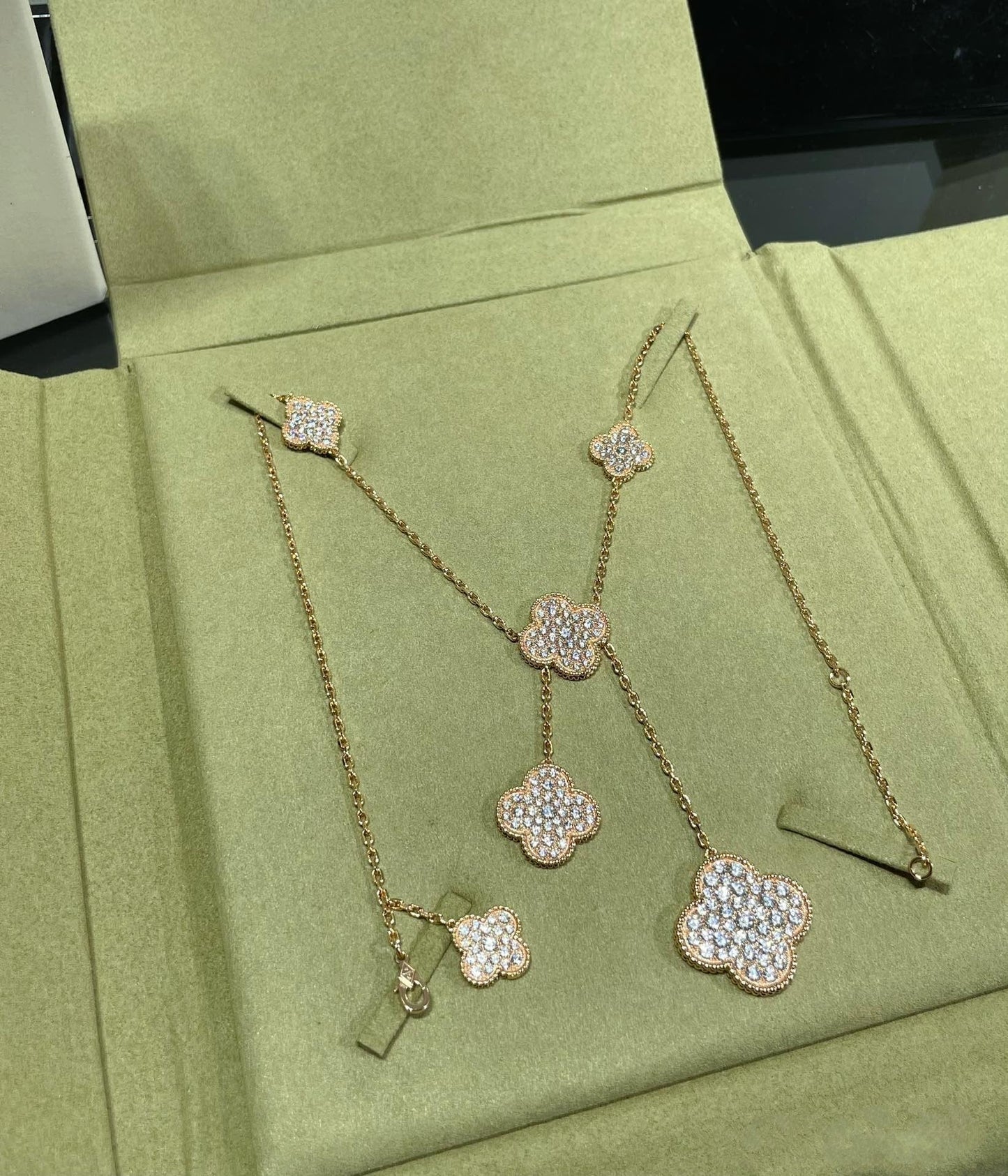 [ROYAL]CLOVER 6 MOTIF DIAMOND PAVED NECKLACE