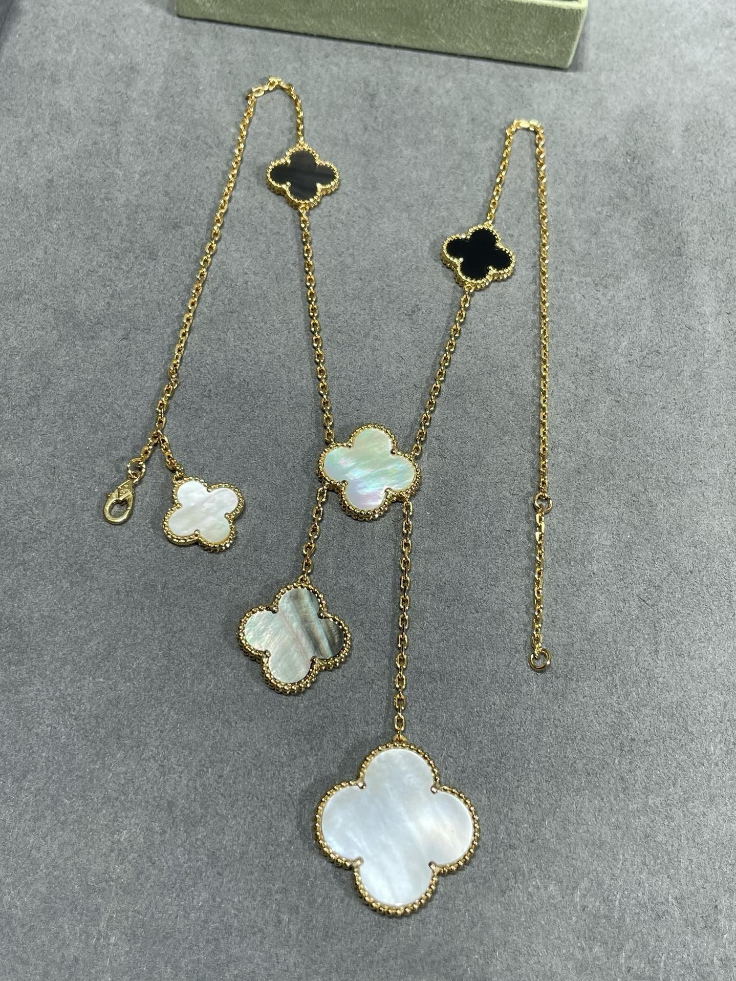 [ROYAL]CLOVER 6 MOTIF MOP ONYX GOLD NECKLACE