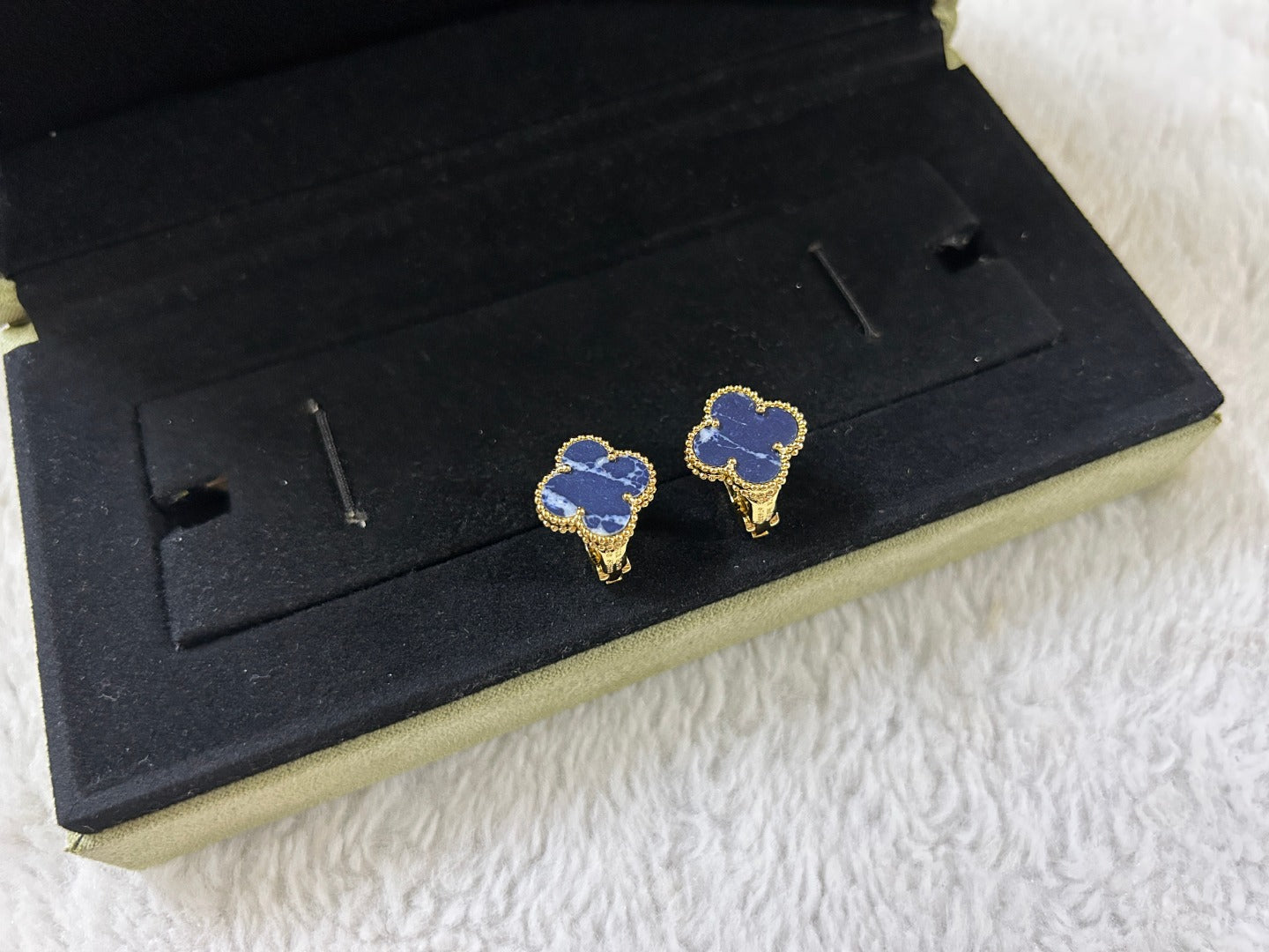 [ROYAL]CLOVER PIETERSITE MEDIUM STUD EARRINGS