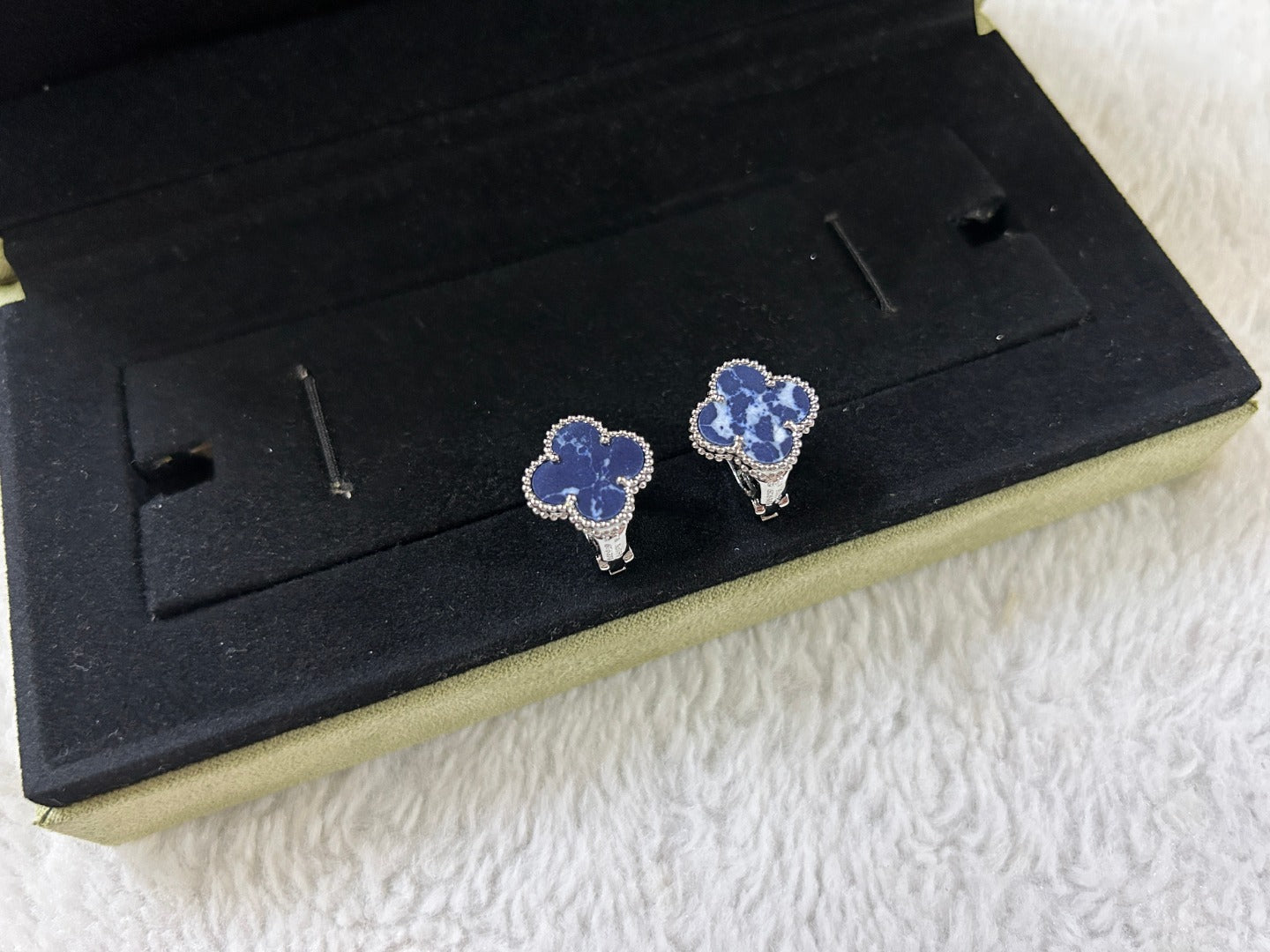 [ROYAL]CLOVER PIETERSITE MEDIUM STUD EARRINGS