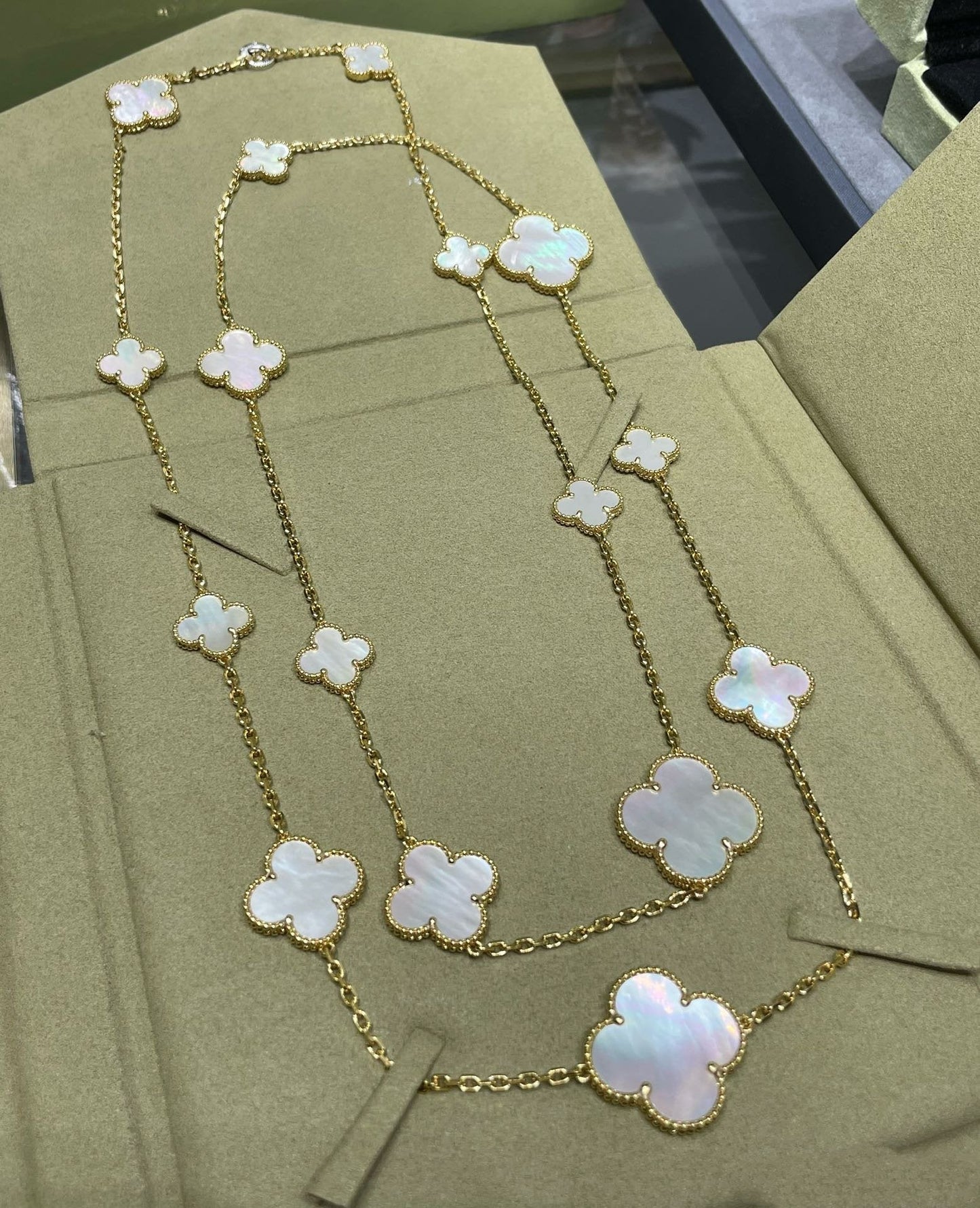 [ROYAL]CLOVER 16 MOTIF WHITE MOP GOLD NECKLACE