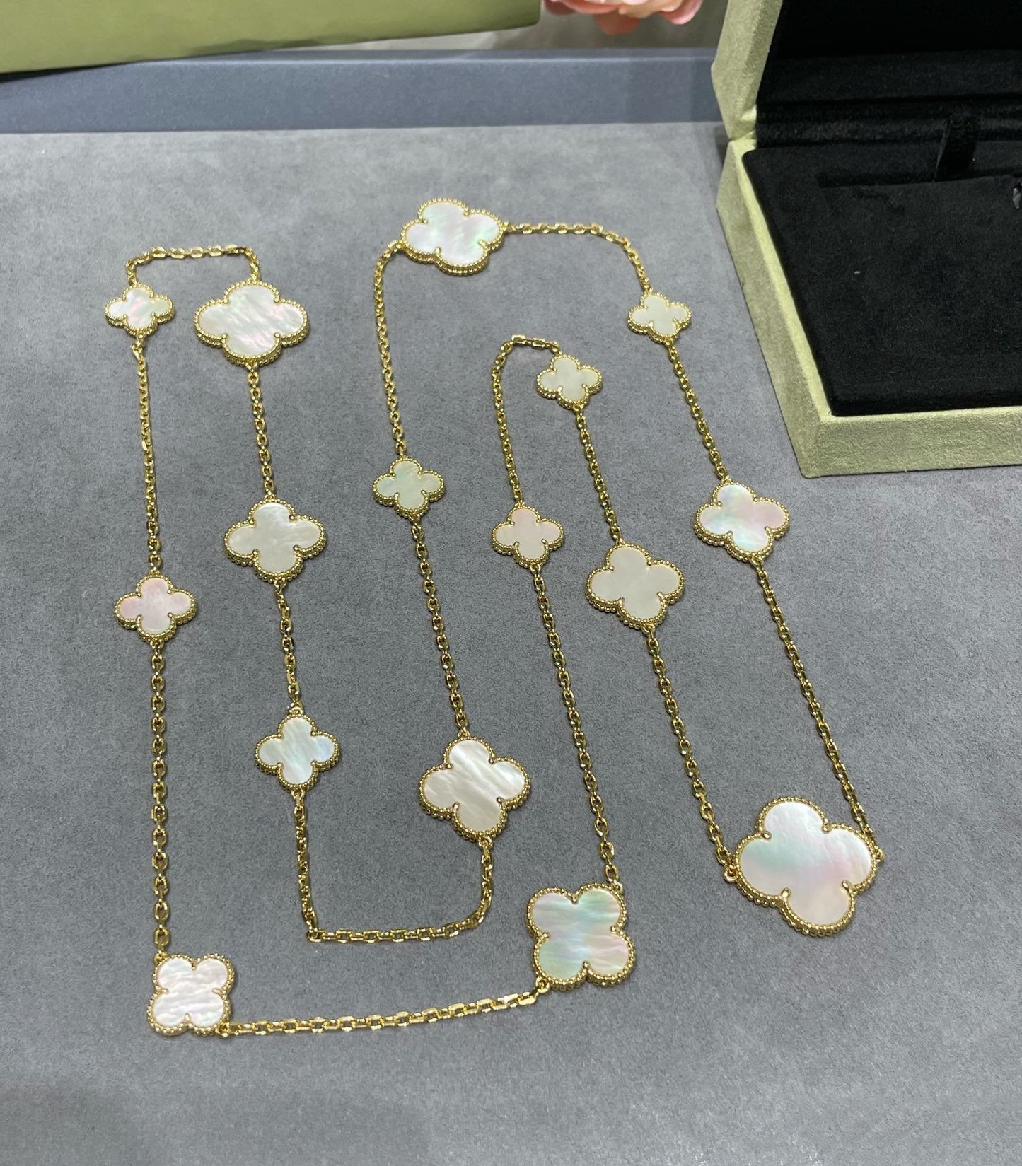 [ROYAL]CLOVER 16 MOTIF WHITE MOP GOLD NECKLACE