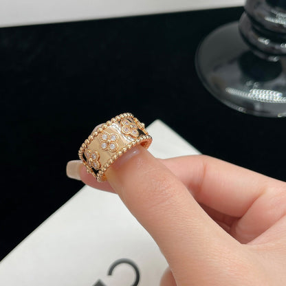 [LUXE] GROSSER RING MIT PERLEE-DIAMANT 