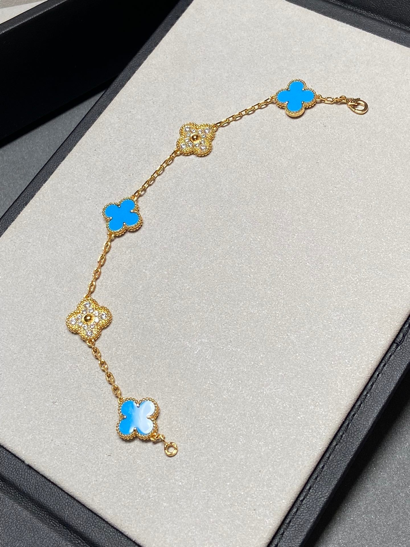 [ROYAL]CLOVER 5 MOTIF BLUE CHALCEDONY DIAMOND GOLD BRACELET