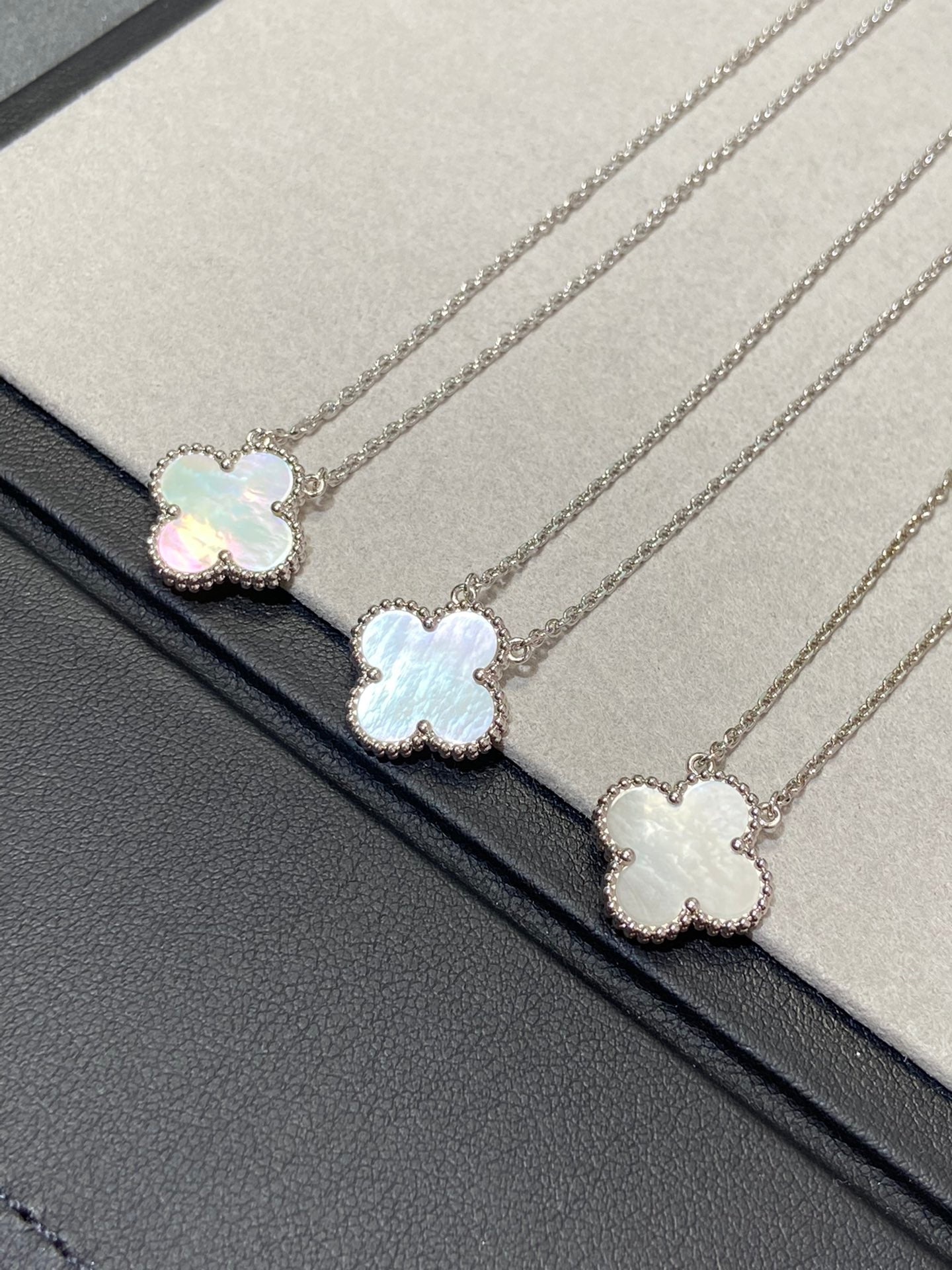 [ROYAL]CLOVER MEDIUM SILVER WHITE MOP NECKLACE