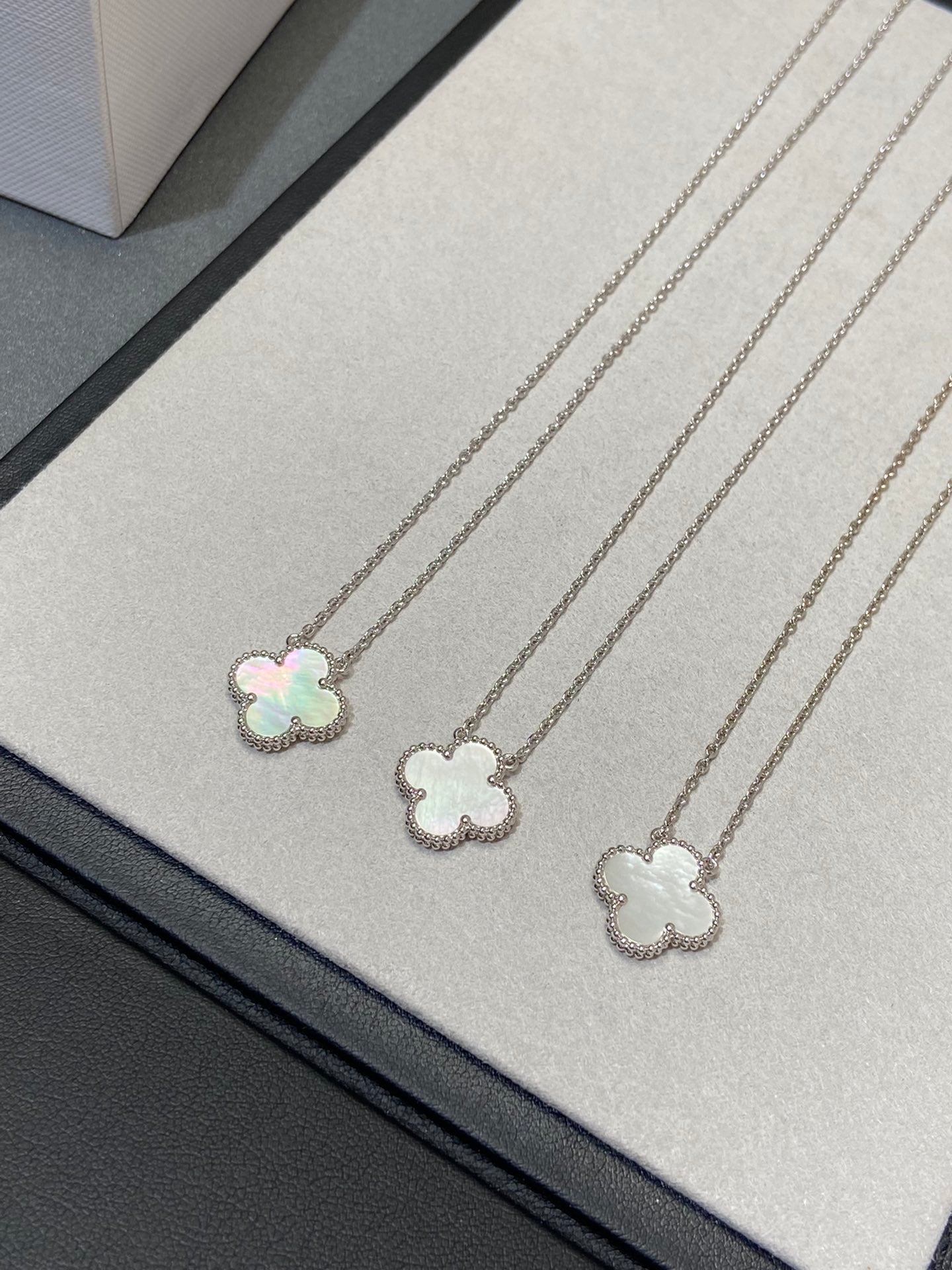 [ROYAL]CLOVER MEDIUM SILVER WHITE MOP NECKLACE