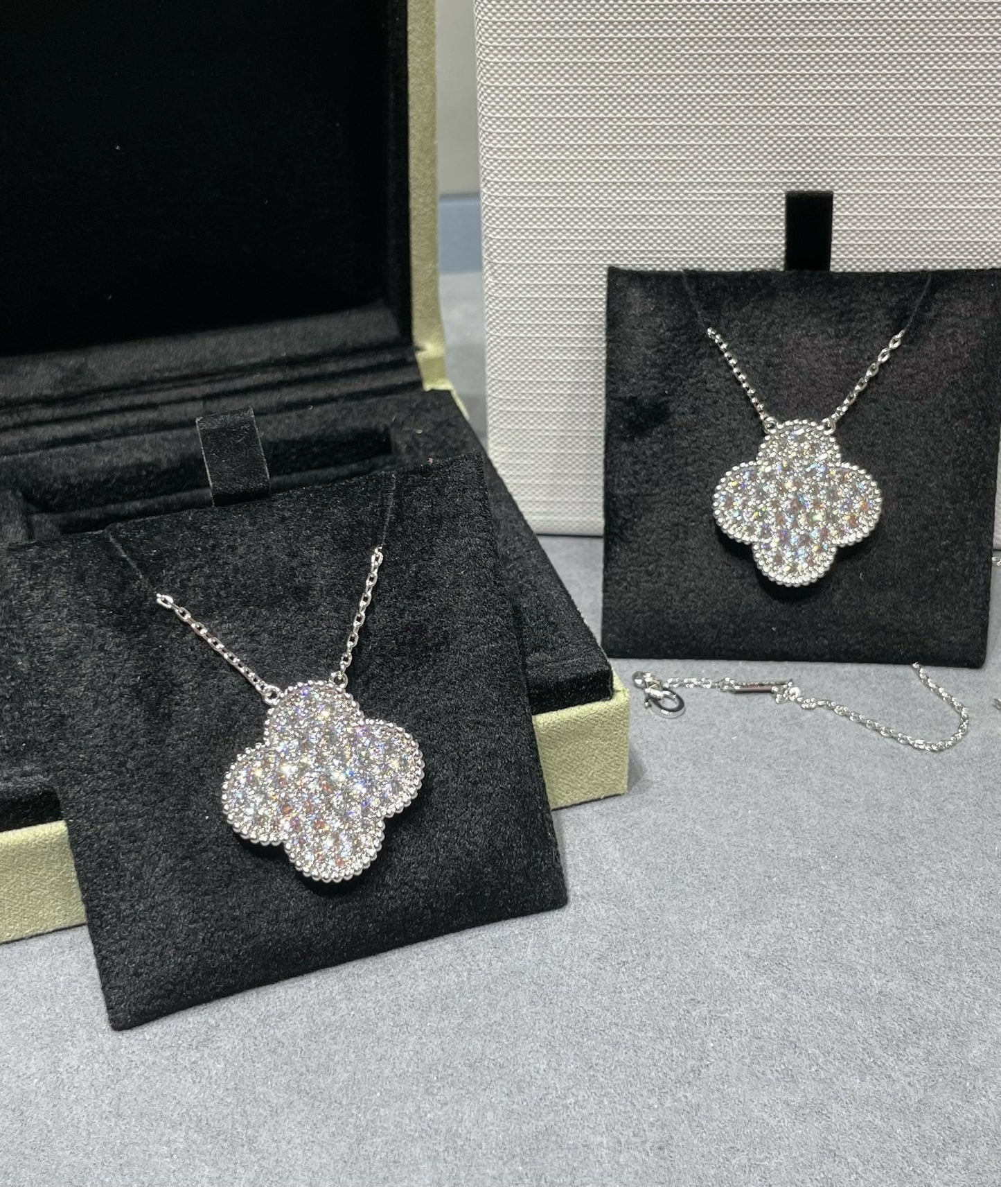 [Royal]CLOVER 25MM LARGE PENDANT DIAMOND PAVED SILVER NECKLACE