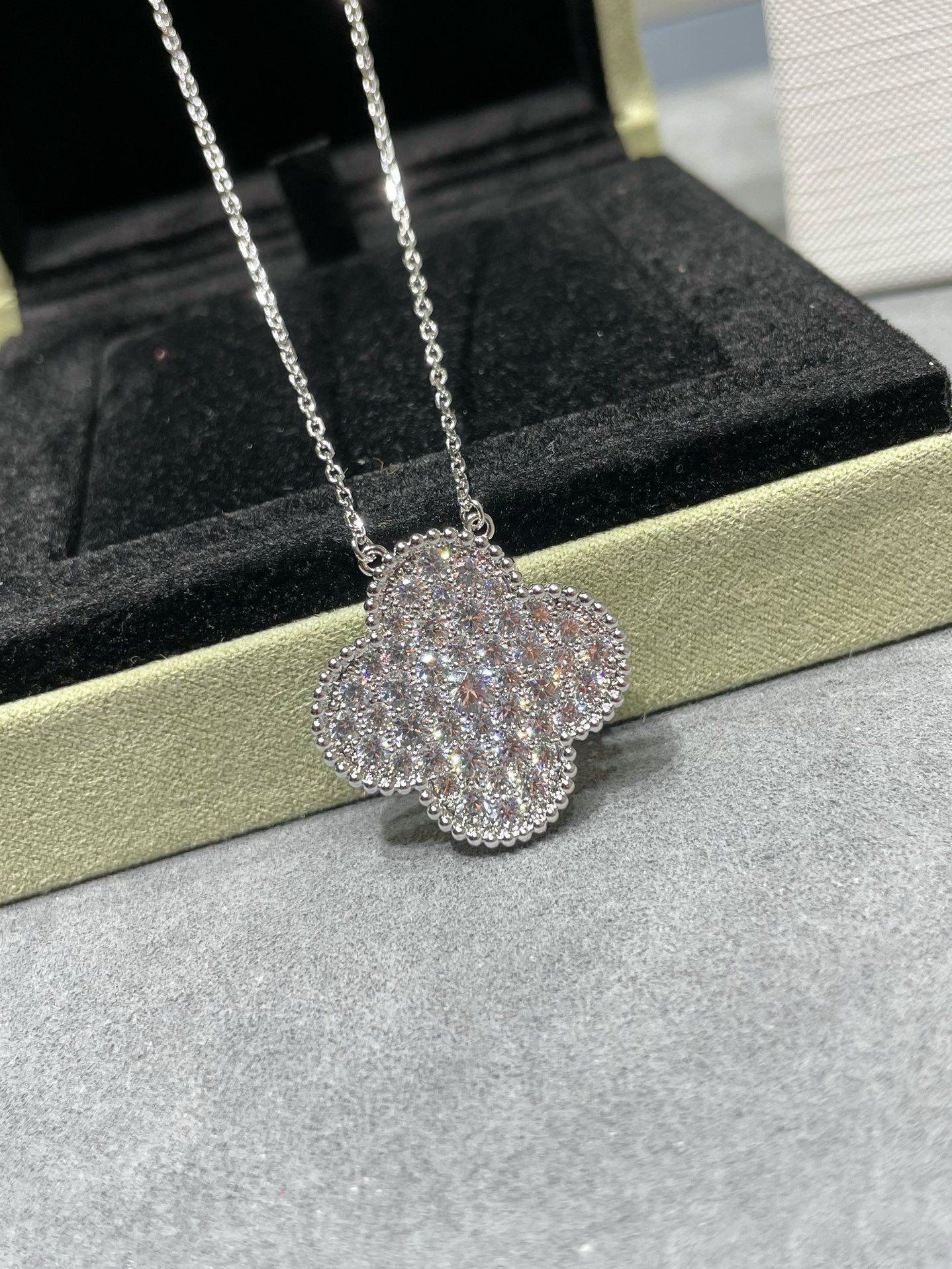 [Royal]CLOVER 25MM LARGE PENDANT DIAMOND PAVED SILVER NECKLACE