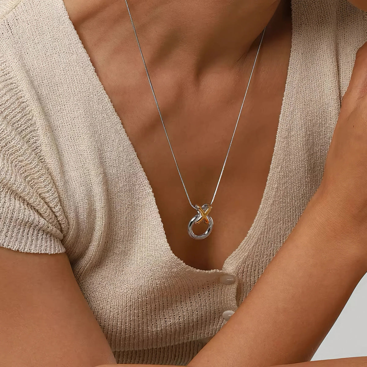 {
  "[Royal&Vicky]Mirabelle Ring Knot Necklace": "[Royal&Vicky] ミラベル リング ノット ネックレス"
}