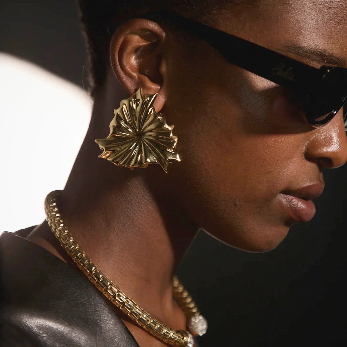 [Royal&Vicky]Rafaela Skulpturale Blüten-Ohrringe in Gold