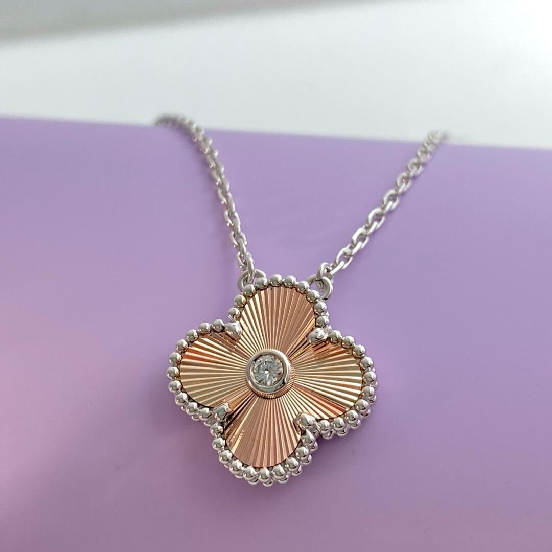 [ROYAL]CLOVER 15MM DIAMOND LASER NECKLACE- CHRISTMAS 2024 SPECIAL EDITION