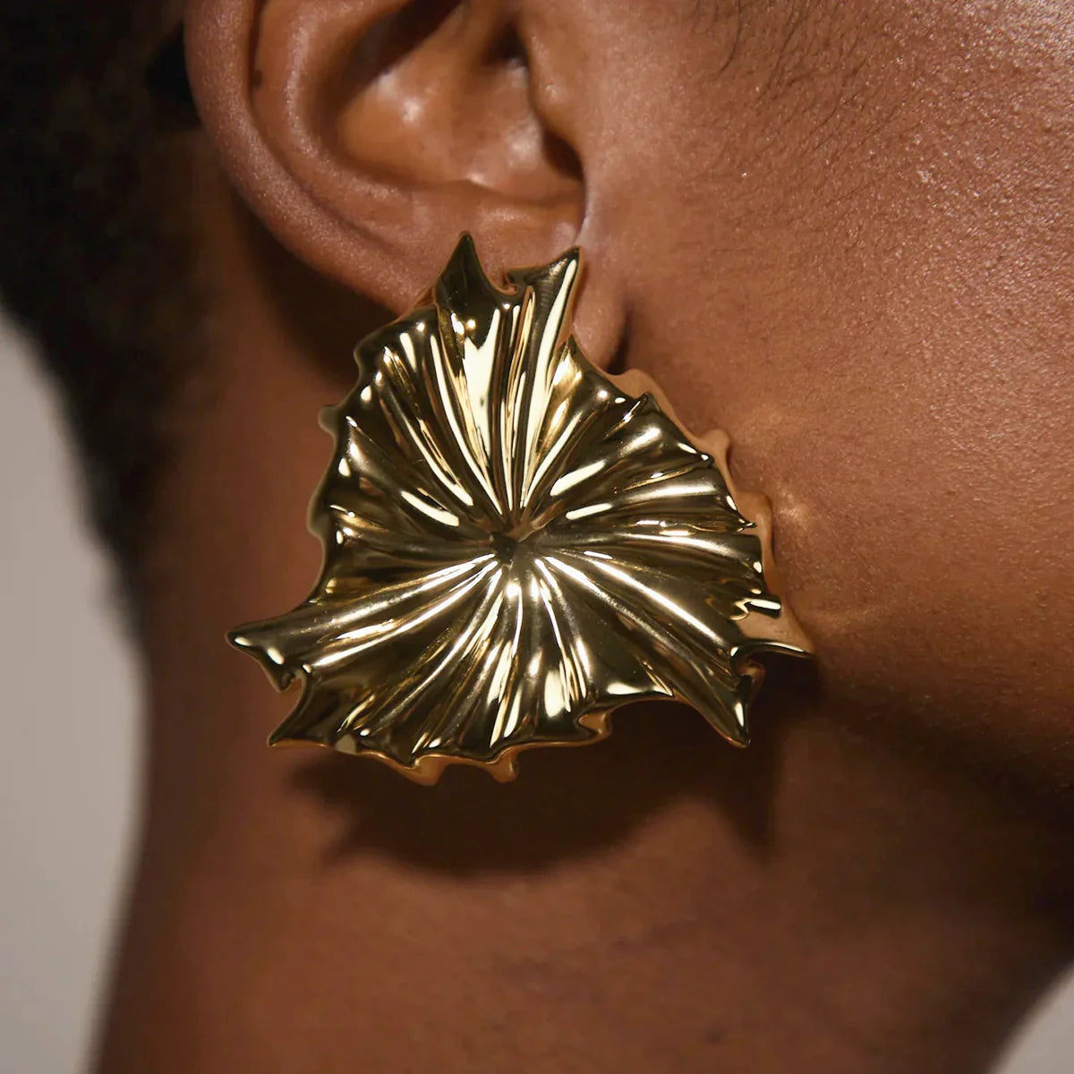 [Royal&Vicky]Rafaela Skulpturale Blüten-Ohrringe in Gold