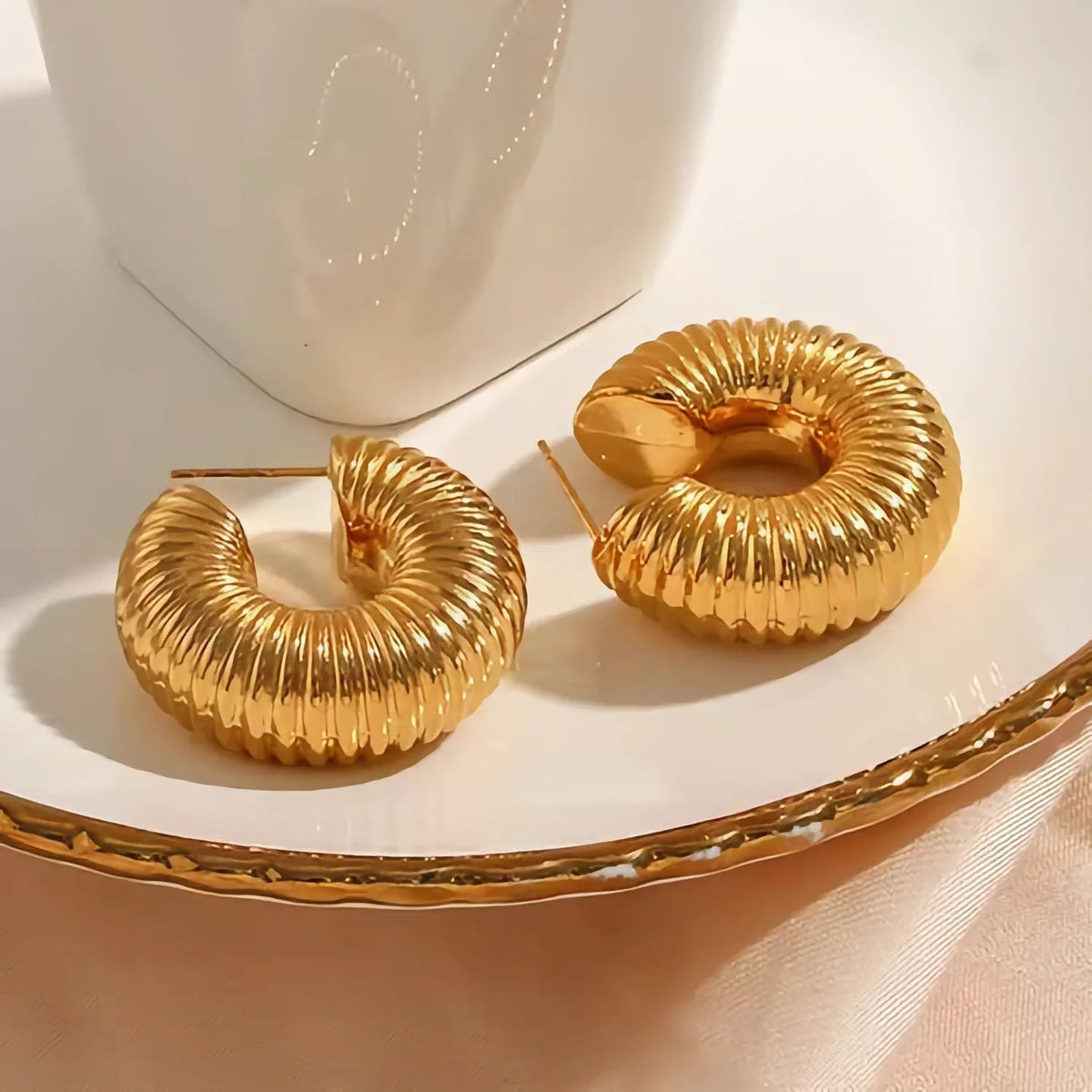 {
  "[Royal&Vicky]Aubrey Textured Gold Hoops": "[Royal&Vicky] オーブリー テクスチャード ゴールドフープ"
}