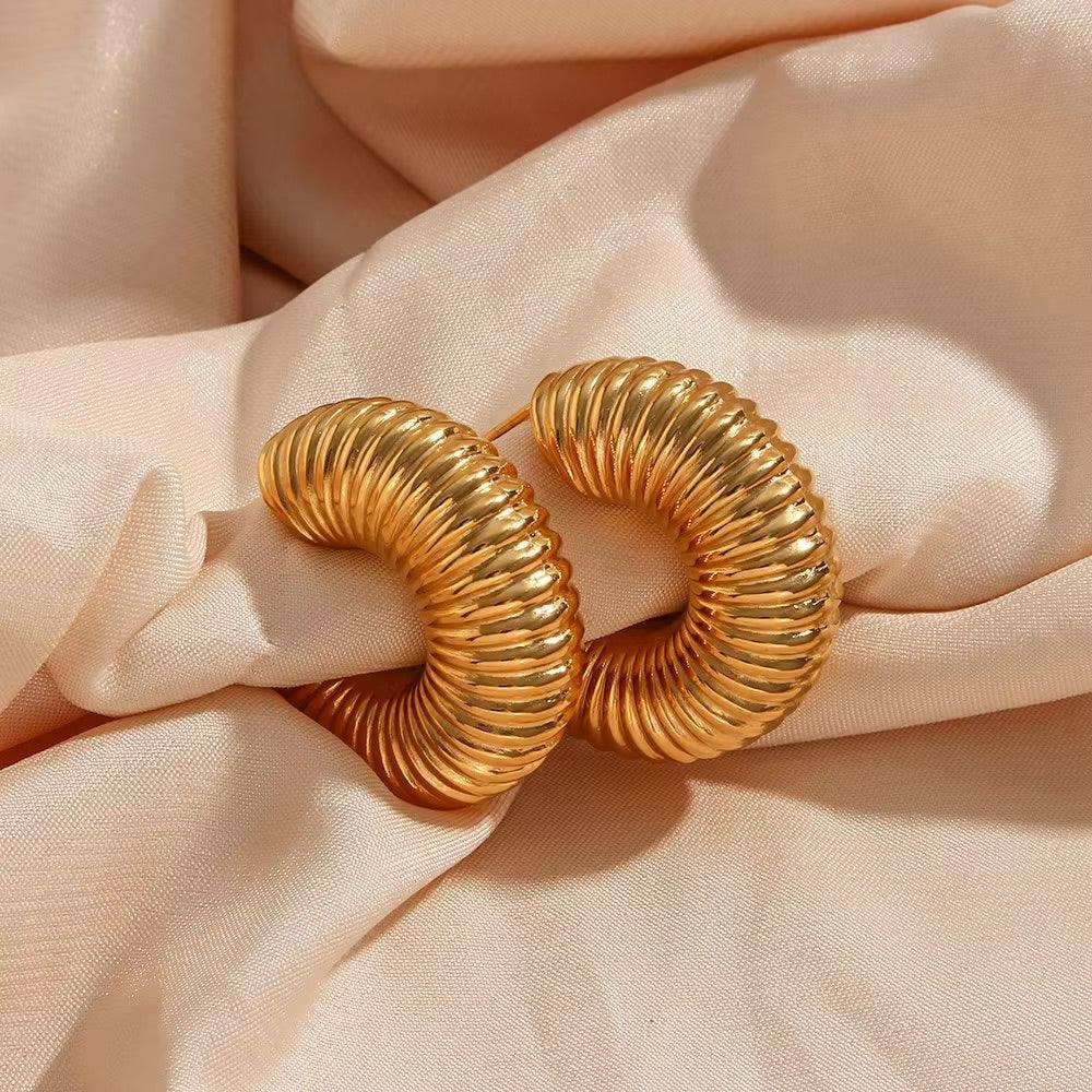 {
  "[Royal&Vicky]Aubrey Textured Gold Hoops": "[Royal&Vicky] オーブリー テクスチャード ゴールドフープ"
}