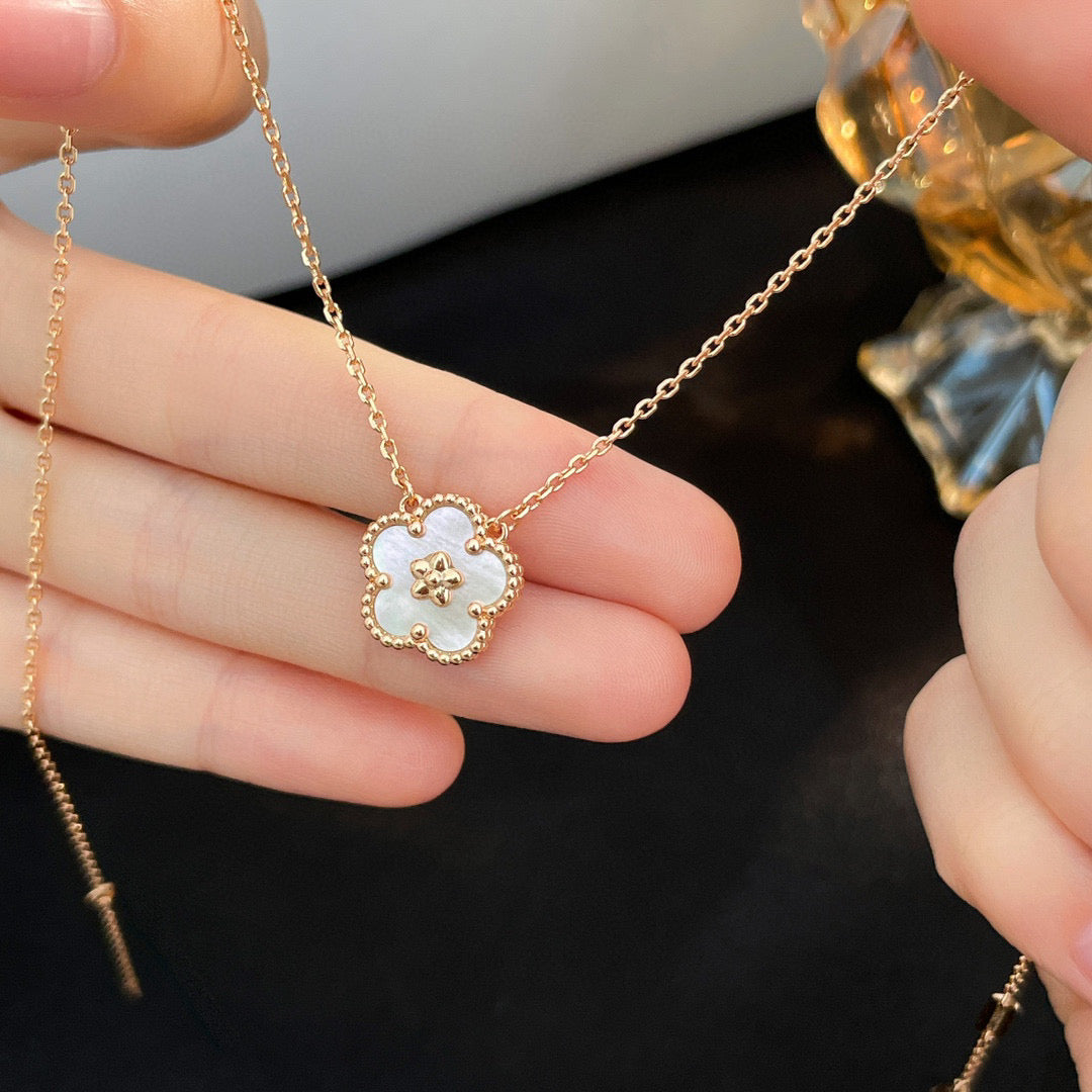 [ROYAL]LUCKY  WHITE MOP  PLUM BLOSSOM NECKLACE