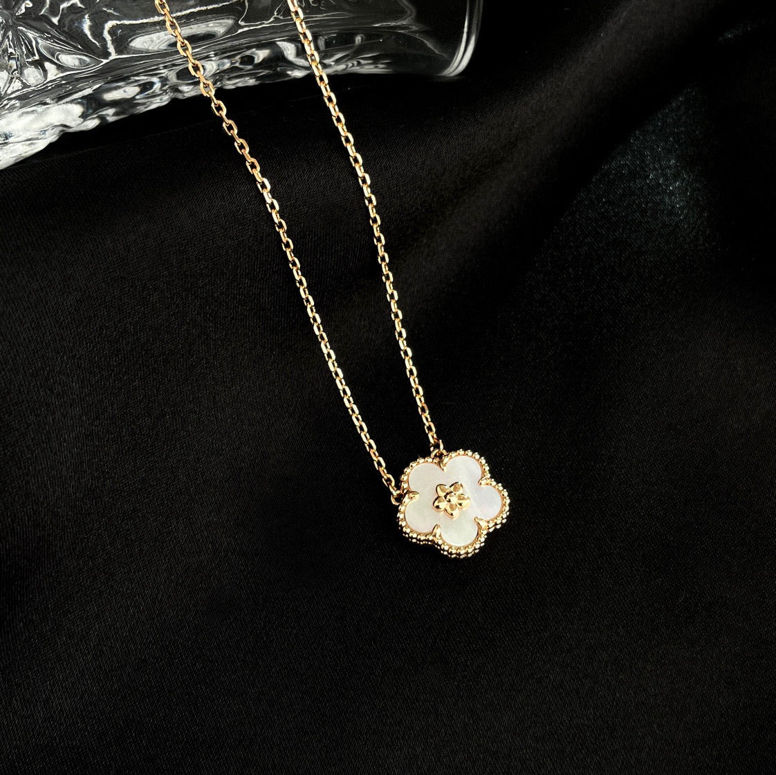 [ROYAL]LUCKY  WHITE MOP  PLUM BLOSSOM NECKLACE