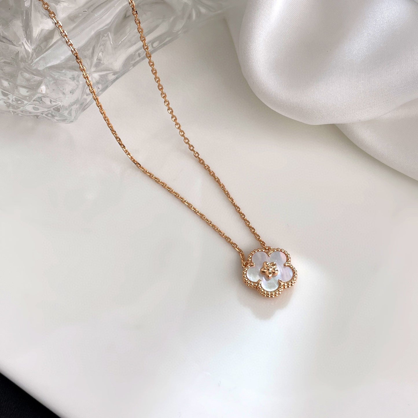 [ROYAL]LUCKY  WHITE MOP  PLUM BLOSSOM NECKLACE