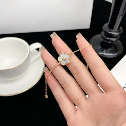 [Royal&Vicky]LUCKY WHITE MOP PLUM BLOSSOM  BRACELET