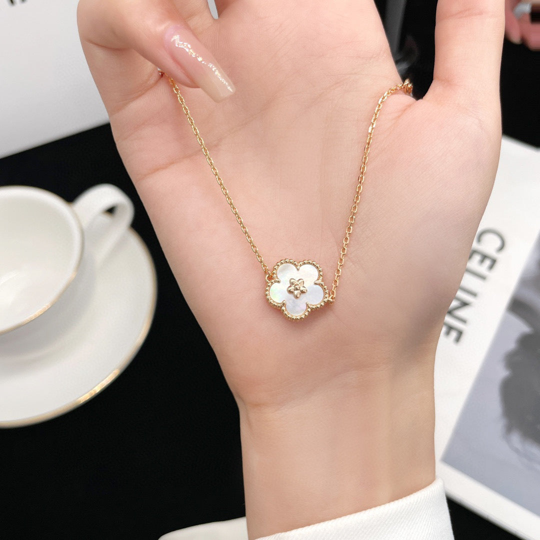 [Royal&Vicky]LUCKY WHITE MOP PLUM BLOSSOM  BRACELET