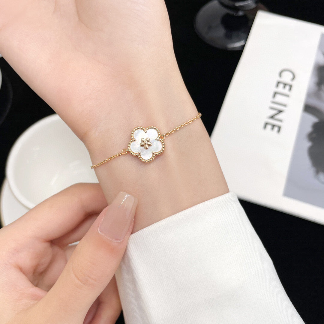 [ROYAL]LUCKY WHITE MOP PLUM BLOSSOM  BRACELET