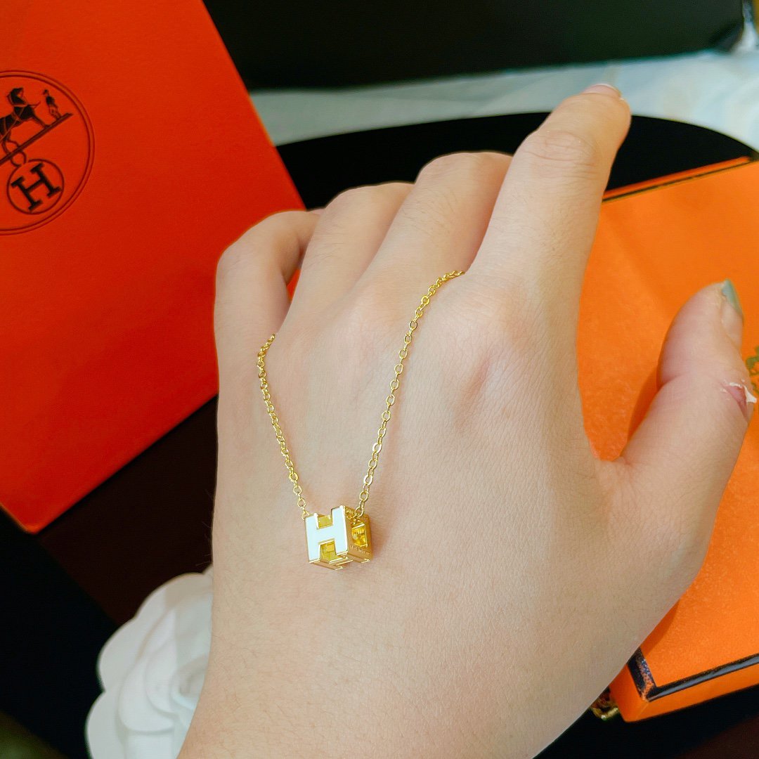 [ROYAL]H WHITE SQUARE GOLD NECKLACE