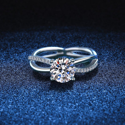 [Royal&Vicky]ELEGANT 4-PRONG CROSSOVER MOISSANITE ENGAGEMENT RING